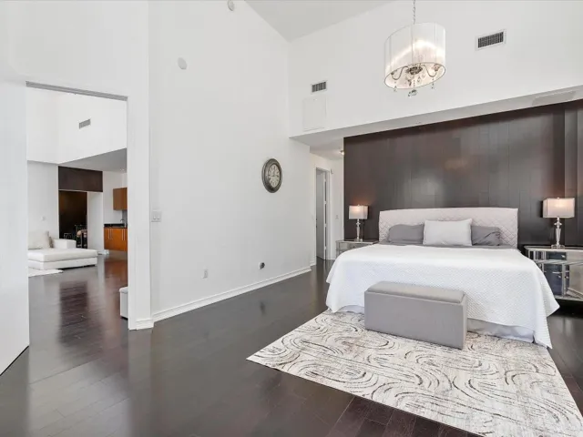 034-18101 Collins Ave #401_034