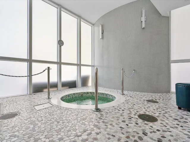 081-18101 Collins Ave #401_081
