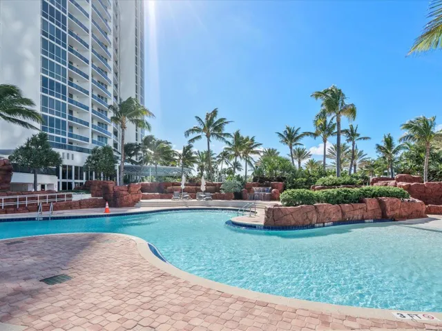 091-18101 Collins Ave #401_091