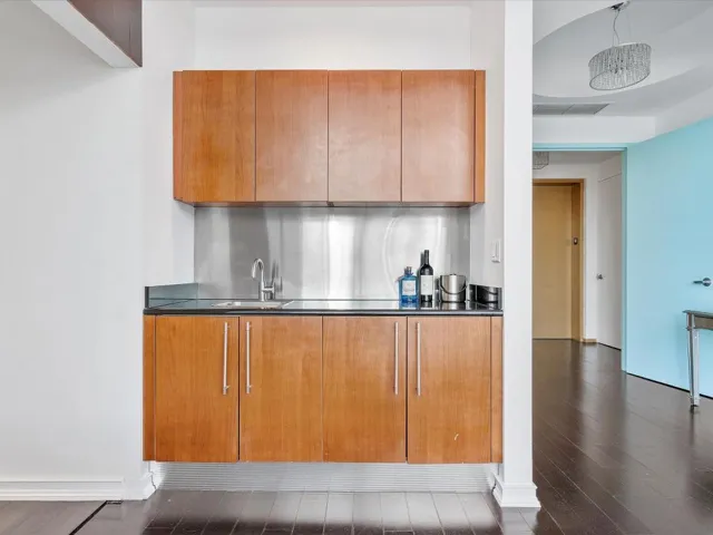 031-18101 Collins Ave #401_031