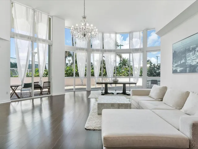 025-18101 Collins Ave #401_025