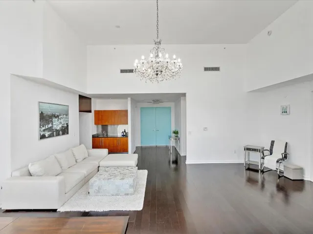 065-18101 Collins Ave #401_065