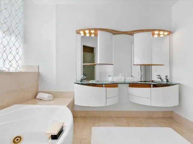 070-18101 Collins Ave #401_070