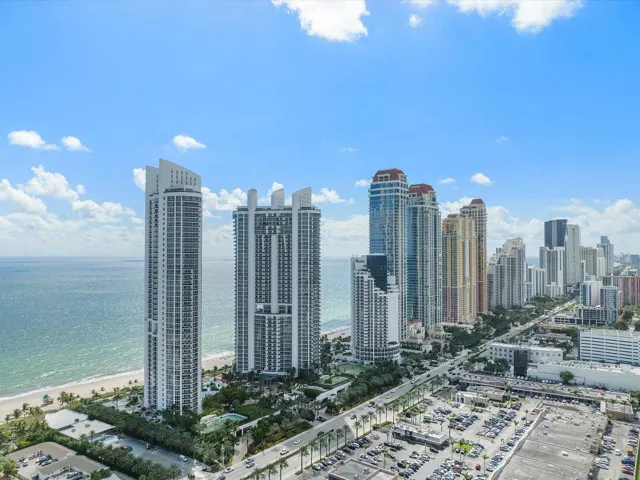 005-18101 Collins Ave #401_005