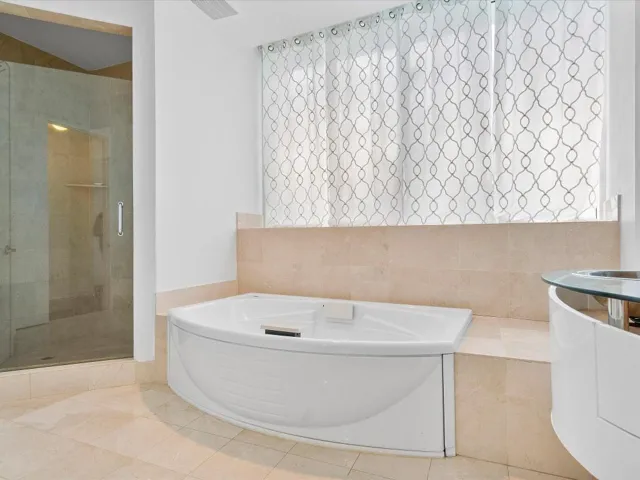 037-18101 Collins Ave #401_037