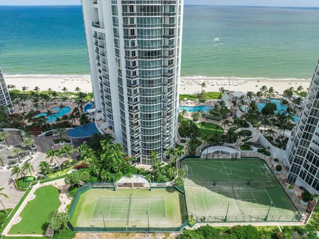 011-18101 Collins Ave #401_011