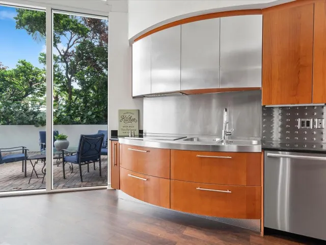 044-18101 Collins Ave #401_044