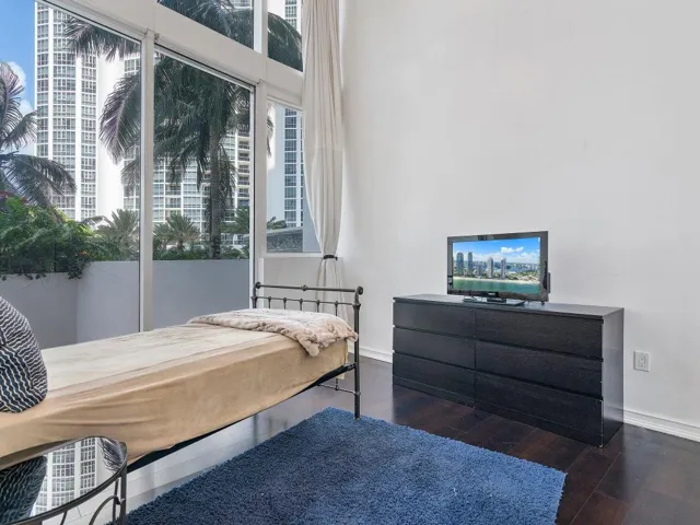 18101 Collins Ave _401_074