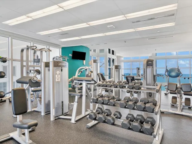 080-18101 Collins Ave #401_080