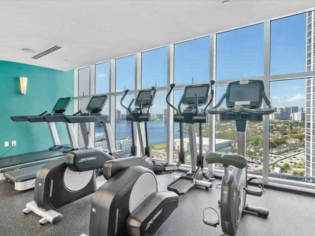 076-18101 Collins Ave #401_076