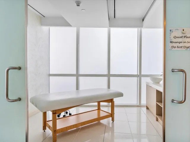 084-18101 Collins Ave #401_084
