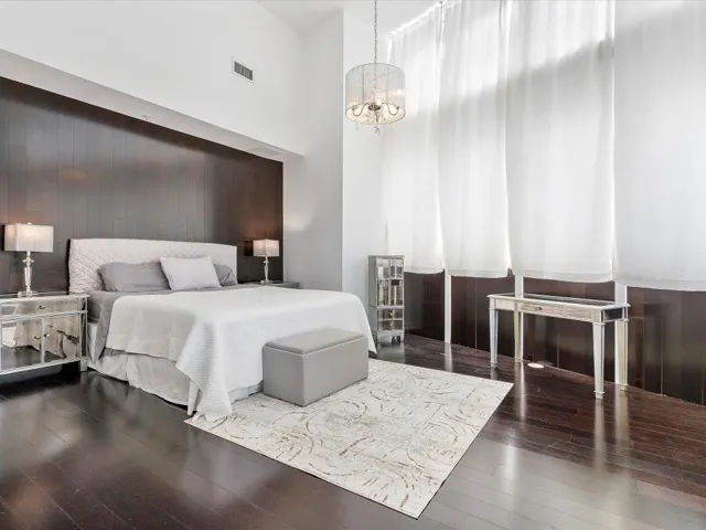 032-18101 Collins Ave #401_032