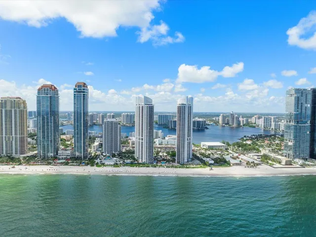 006-18101 Collins Ave #401_006