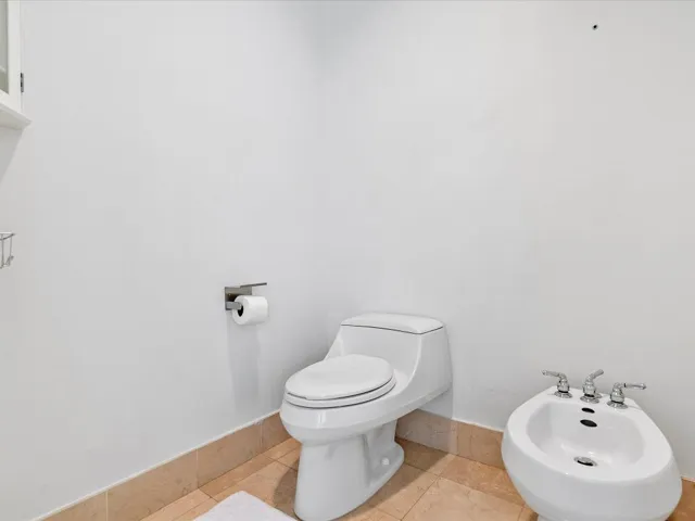 038-18101 Collins Ave #401_038