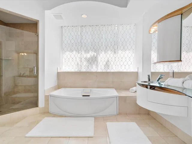 069-18101 Collins Ave #401_069