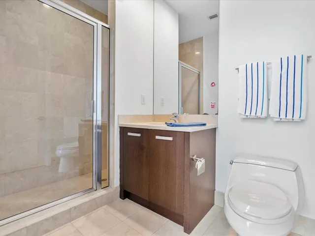 053-18101 Collins Ave #401_053