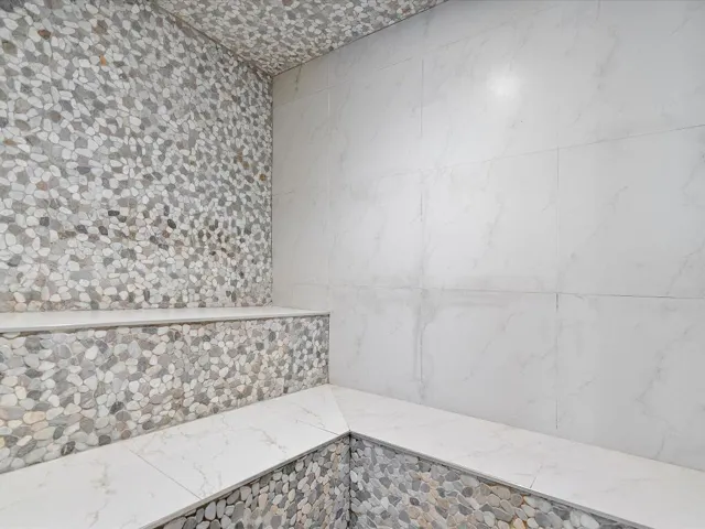 082-18101 Collins Ave #401_082