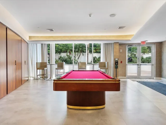086-18101 Collins Ave #401_086