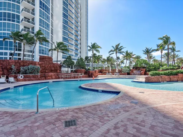 092-18101 Collins Ave #401_092