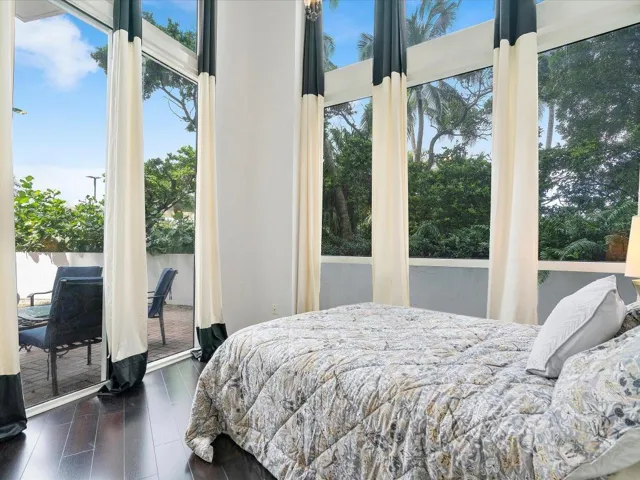 046-18101 Collins Ave #401_046