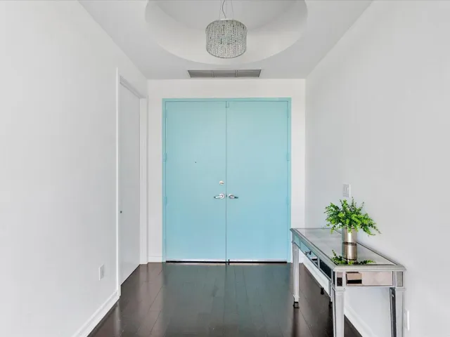 067-18101 Collins Ave #401_067