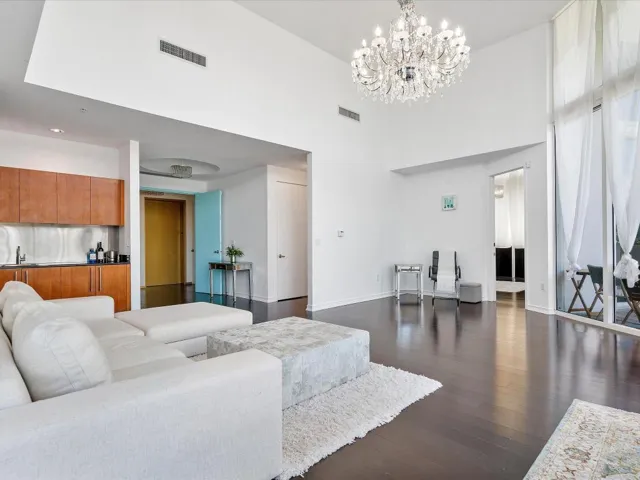 030-18101 Collins Ave #401_030