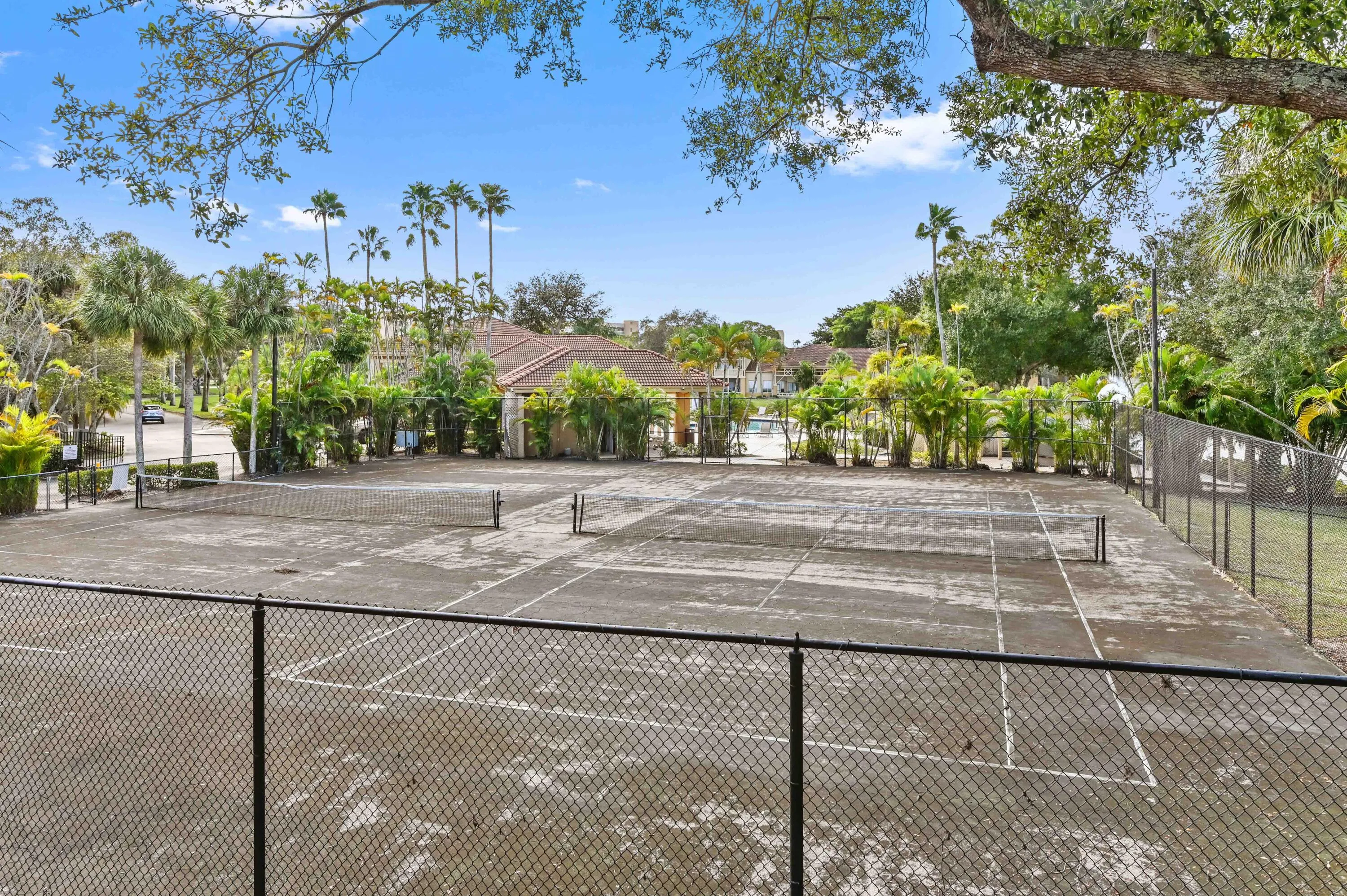 36 tennis courts 01