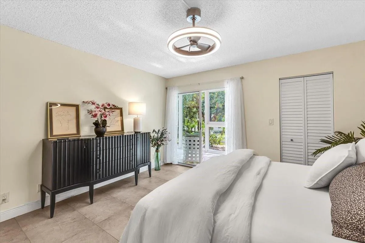 Ceiling fan with light