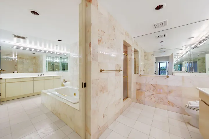 Primary En-Suite His/Hers Bathroom