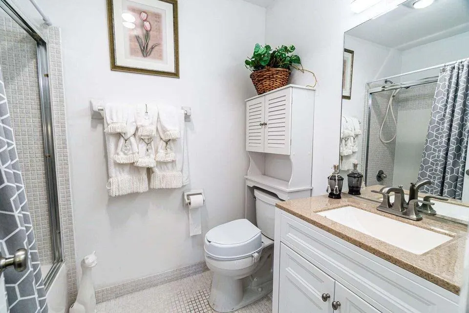 13893 Bathroom