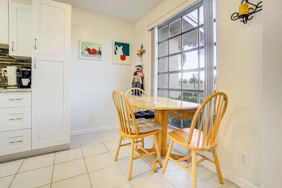 13893 kitchen sitting area