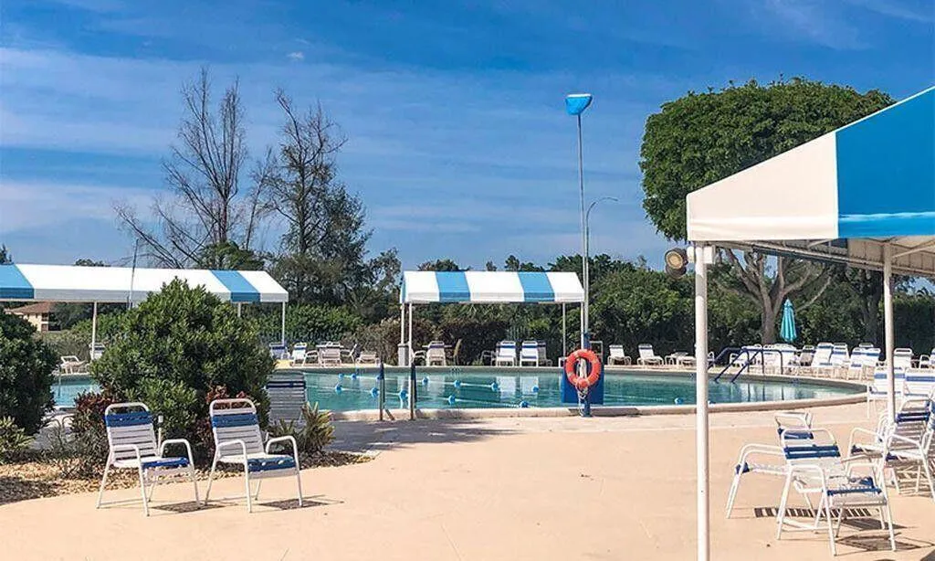 13893 Outdoor pool