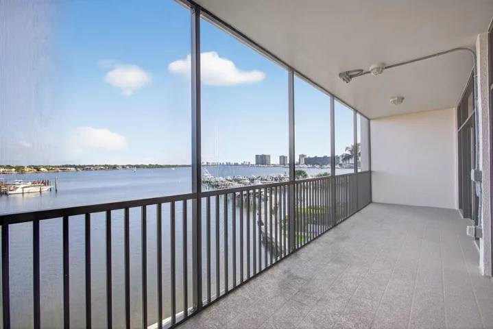 Expansive Balcony