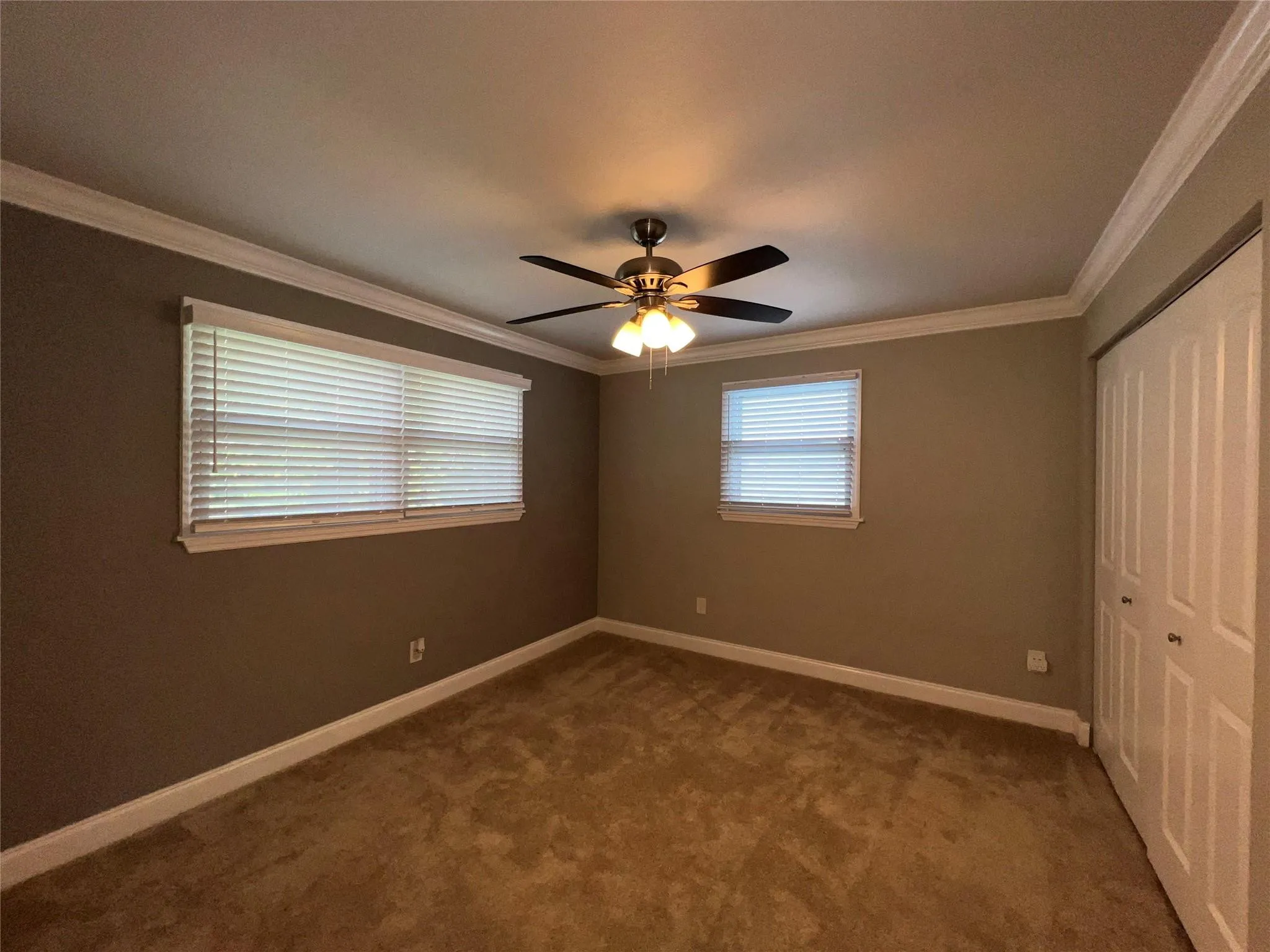 Bedroom w/ carpet