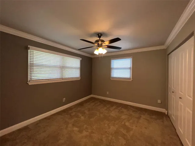Bedroom w/ carpet