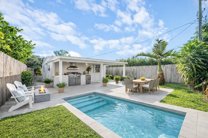 Another version / pool and summer kitchen - virtually stayed.