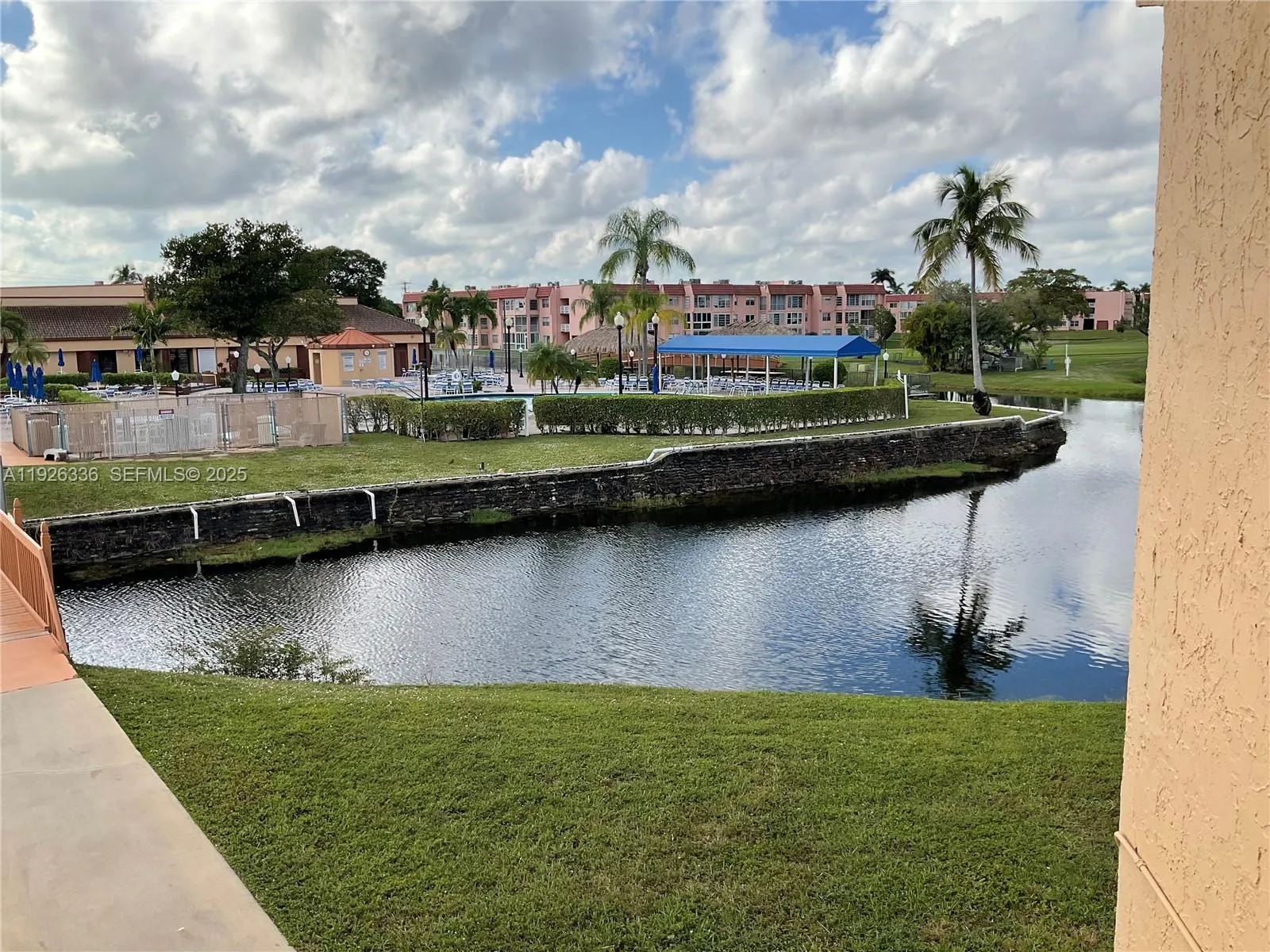 Photo 33