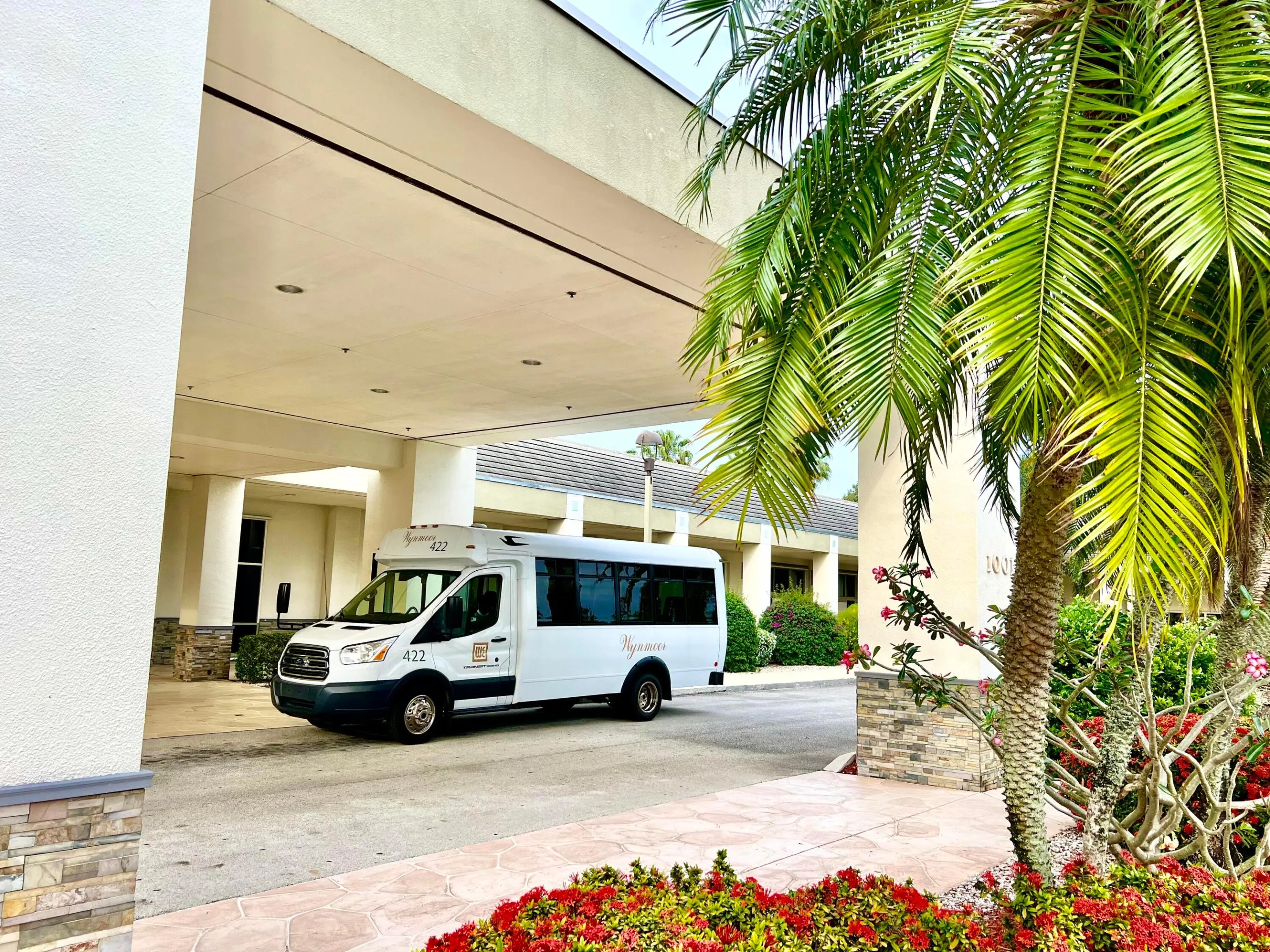 75 WYNMOOR COURTESY BUS AT CLUBHOUSE