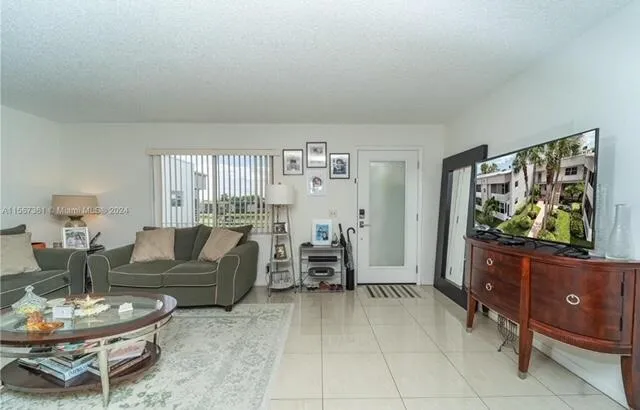 185 Normandy D Living Room:Entry