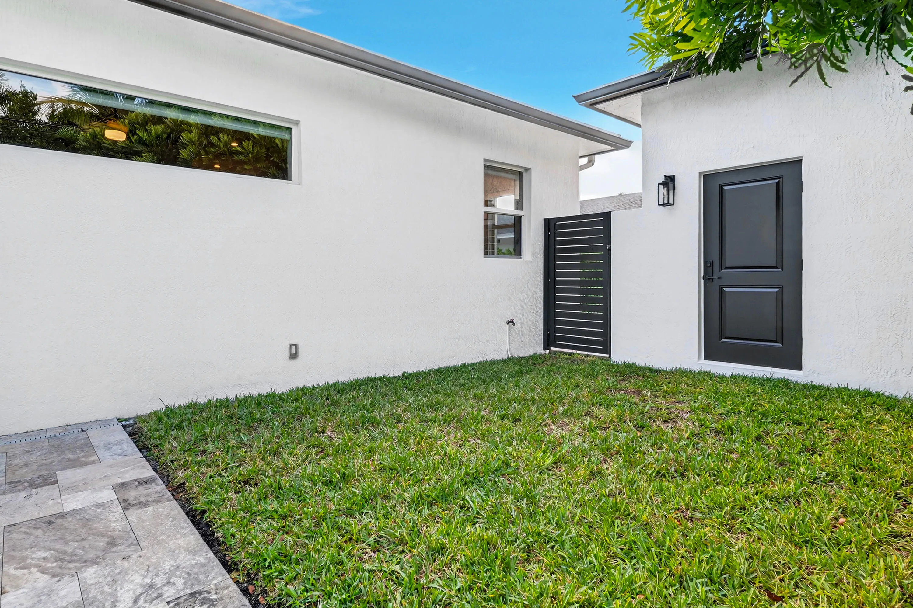 301-PILGRIM-ROAD-33401-058