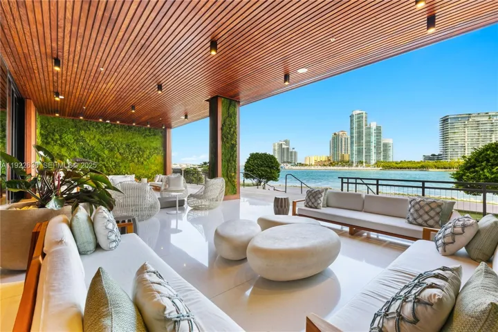 Waterfront Aperitivo Lounge
