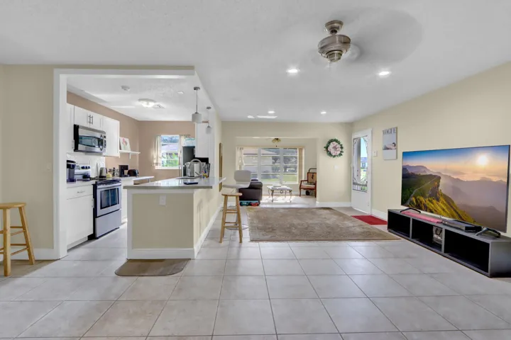 Living Area / Dining Area / Kitchen