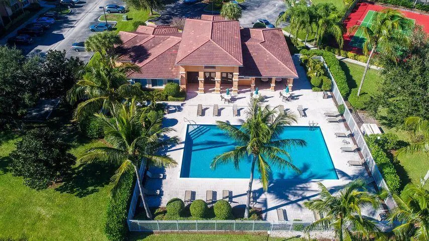 Pool real estate 2 from listing 271.203