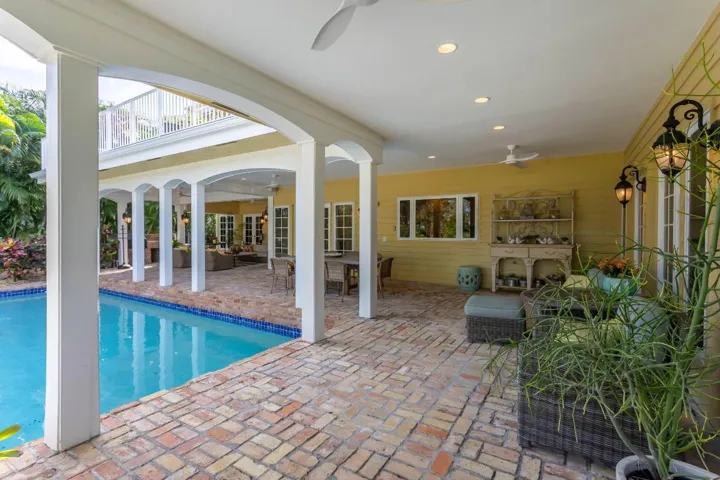 Oversized lanai