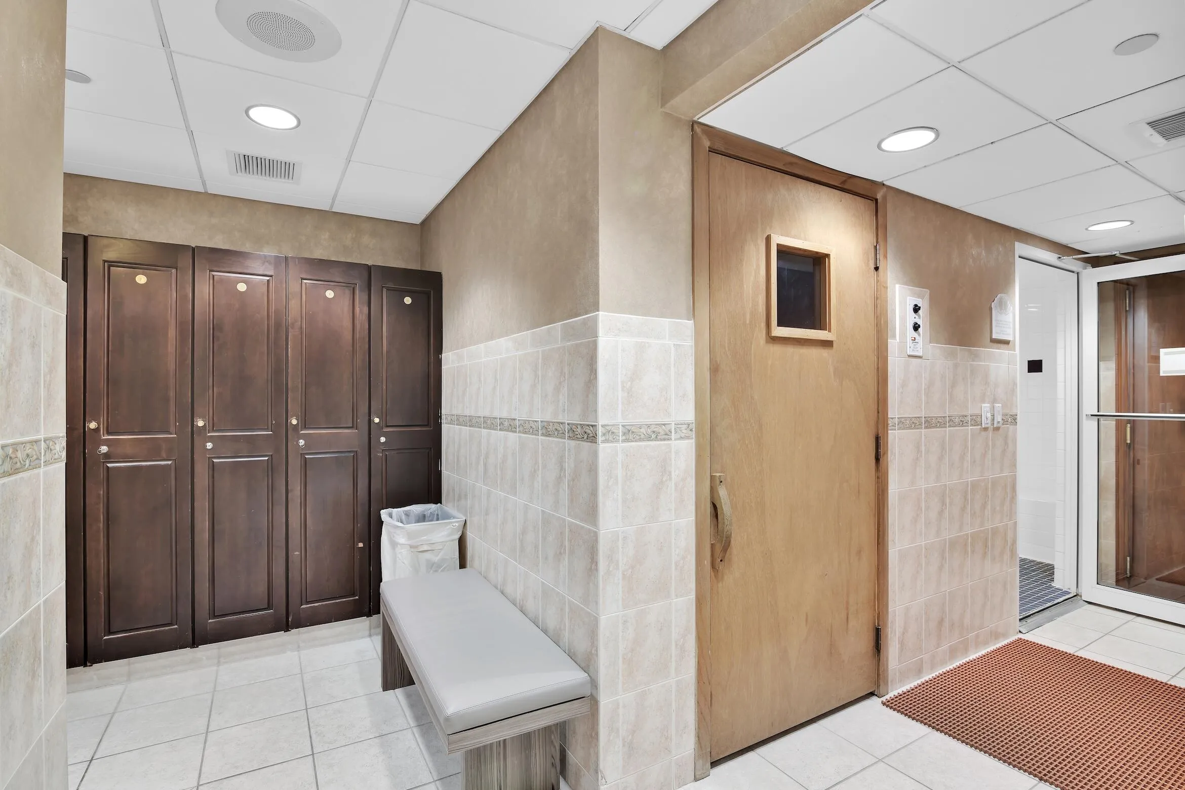 Separate his and hers sauna, steam room and lockers