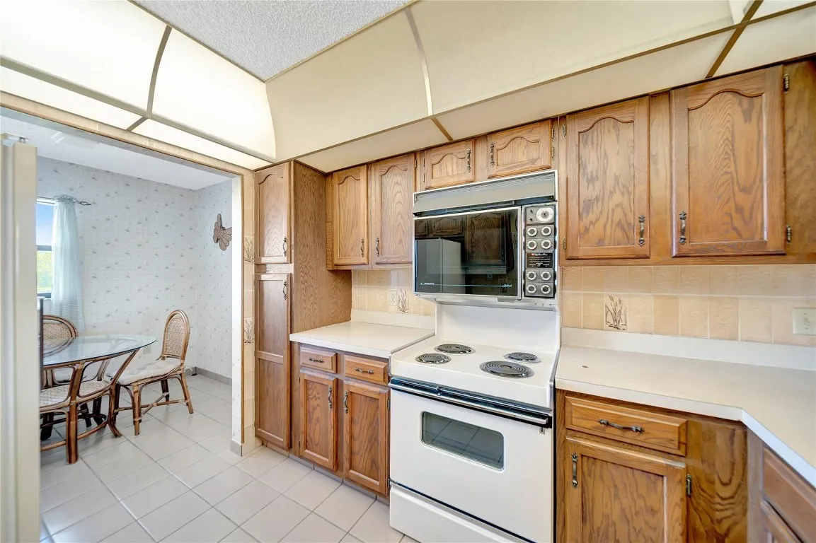 Kitchen & Kitchenette Dining Area
