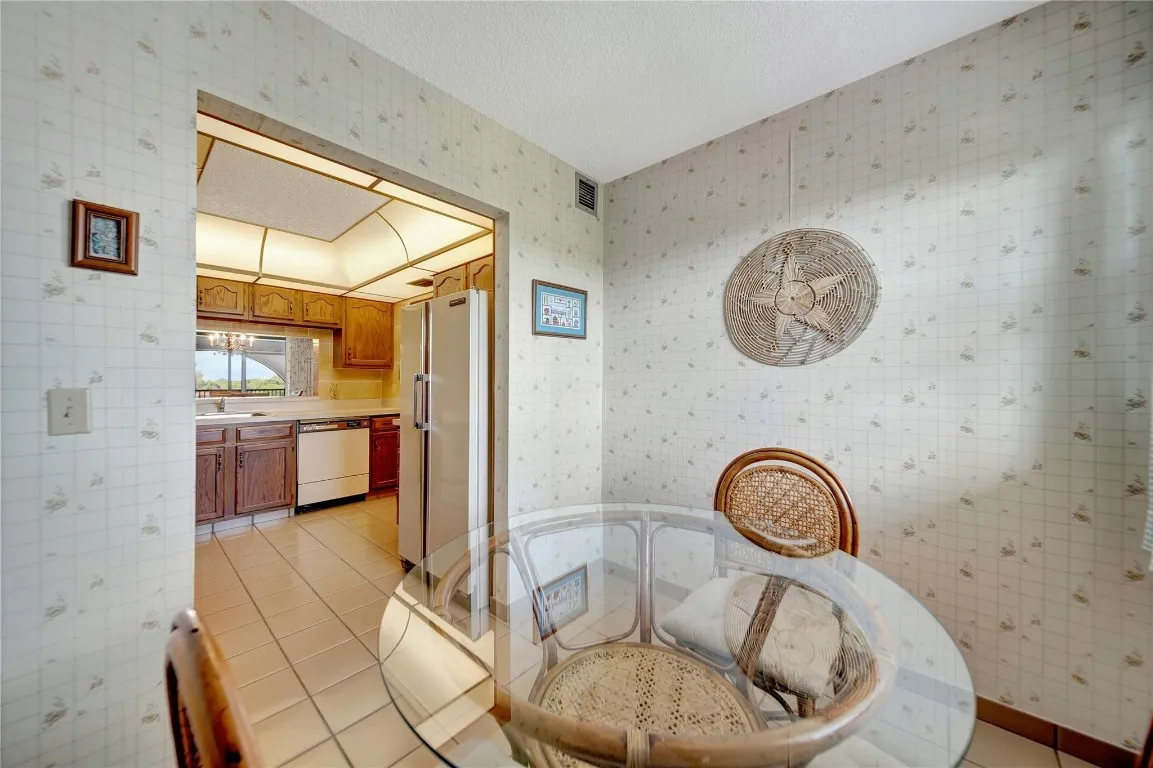 Kitchenette Dining Area & Kitchen