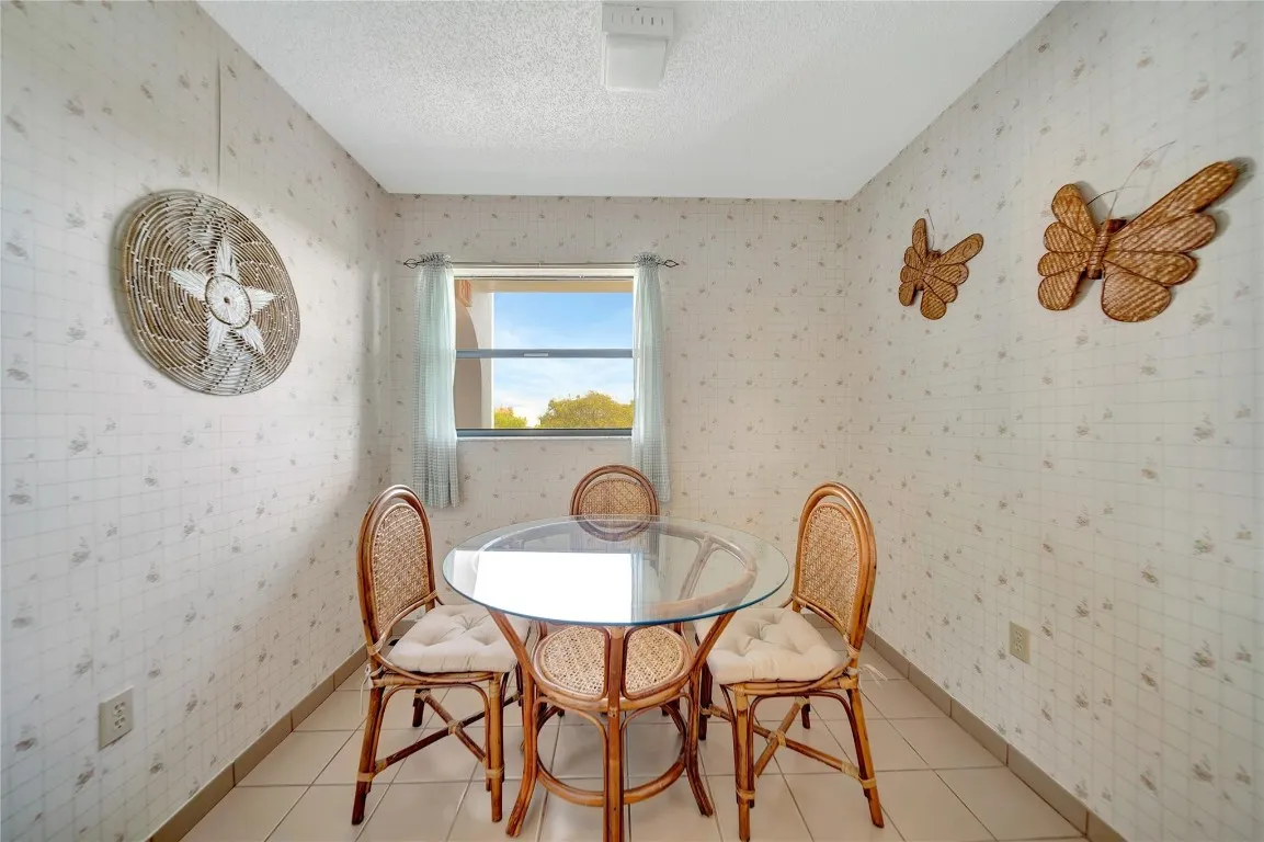 Kitchenette Dining Area