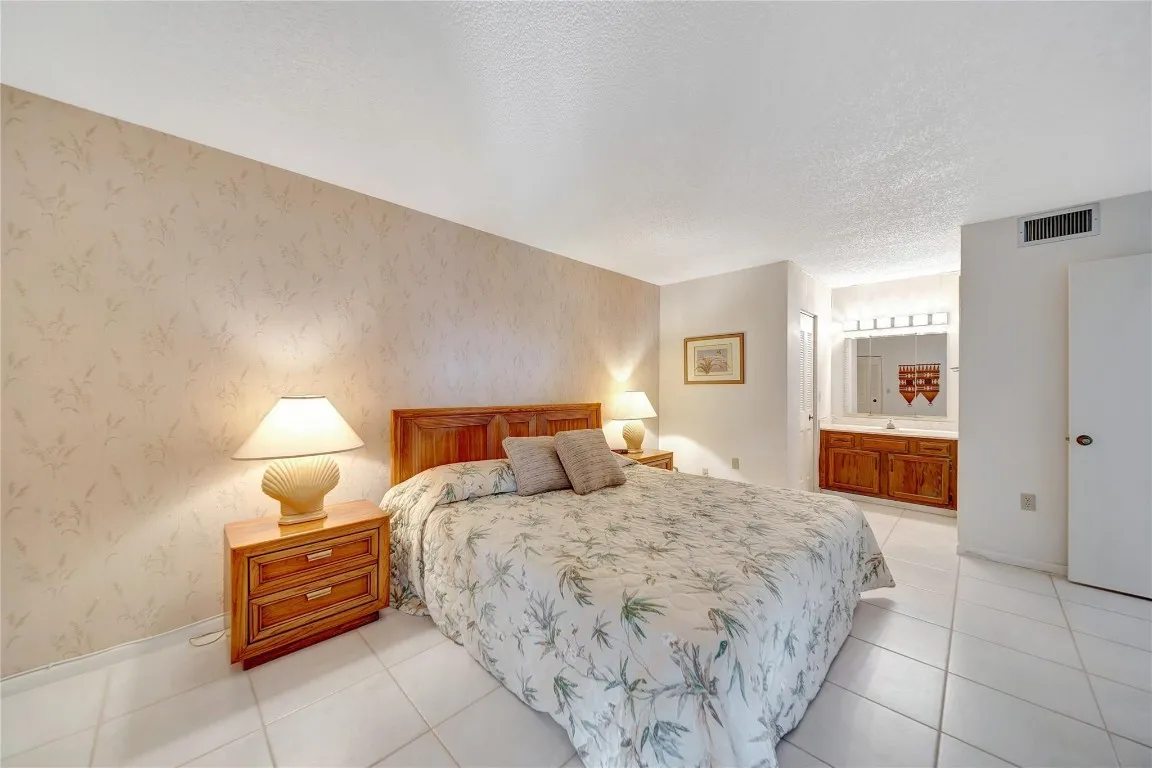 Huge Master Bedroom and Bathroom Vanity