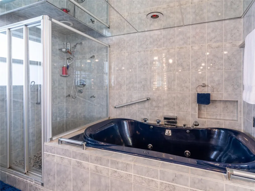Jacuzzi Tub in Master Bath